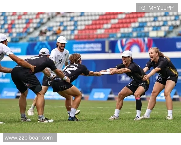 男足球星赛场拼搏展现团队精神引领新时代青少年追逐梦想