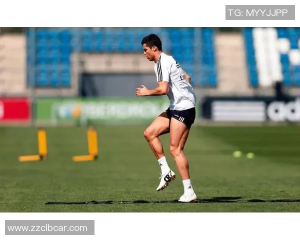 精美球星摆件足球收藏品展现运动激情与艺术魅力完美结合 精美球星摆件足球收藏品展现运动激情与艺术魅力完美结合